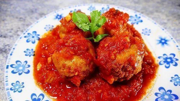 Albóndigas caseras en salsa de tomate para guiso