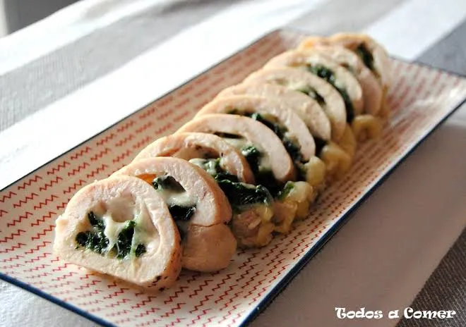 Arrollado de pollo relleno con espinaca y queso al horno