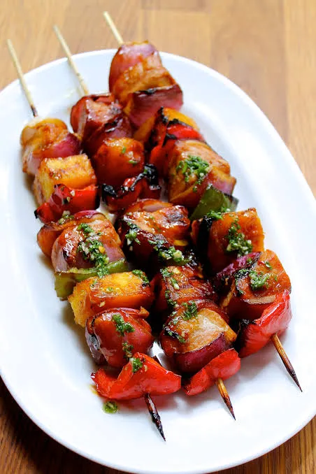 Brochettes de cerdo con chimichurri y vegetales grillados