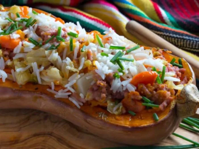 Calabaza rellena con arroz, carne y verduras al horno