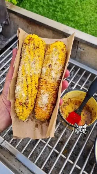Choclo a la parrilla con manteca y queso rallado