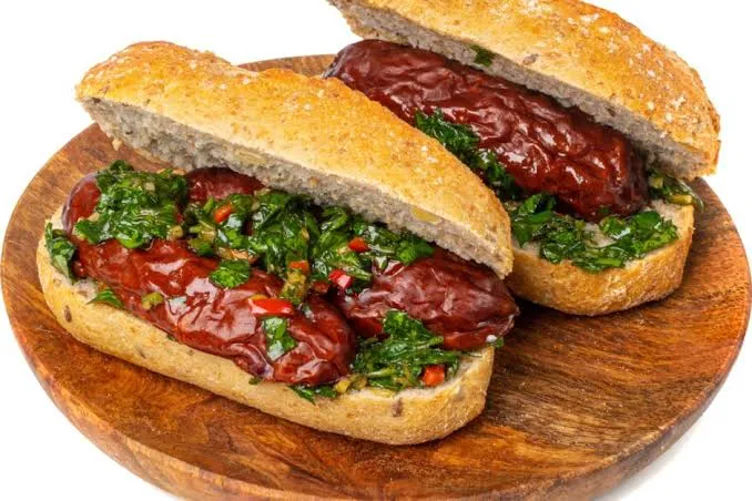 Choripán con chimichurri casero para el asado