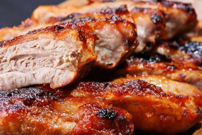 Costillas de cerdo a la cerveza con ensalada criolla