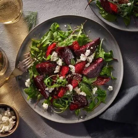 Ensalada de remolacha asada con queso fresco y nueces