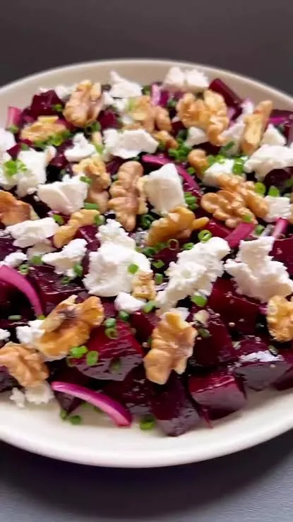 Ensalada de remolacha, queso de cabra y nueces