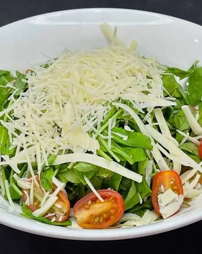 Ensalada de rúcula, tomate y parmesano con vinagreta