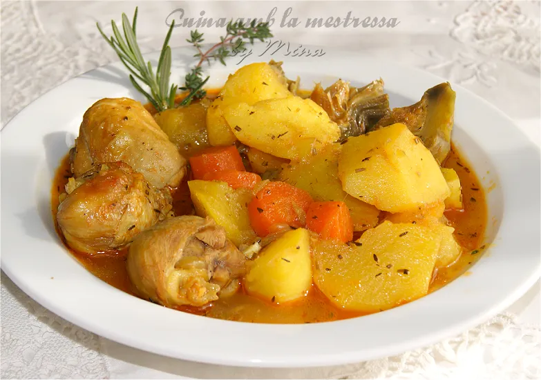 Estofado de pollo con papas y zanahorias en olla lenta