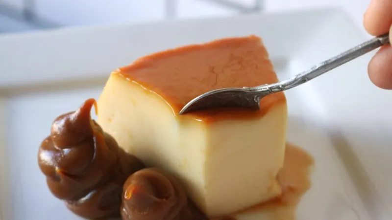Flan de coco con dulce de leche para postre típico