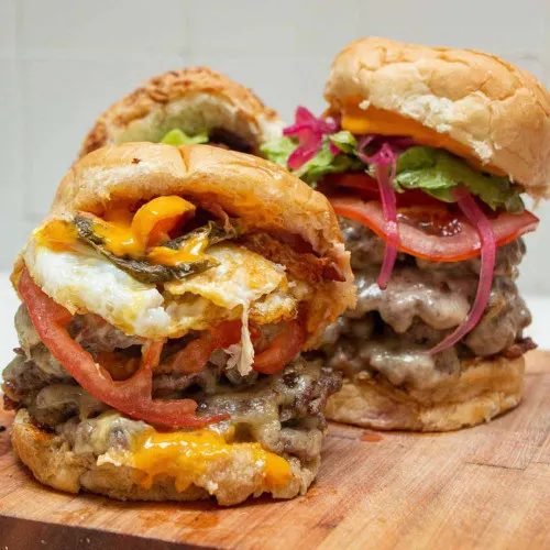 Hamburguesas caseras de carne con condimentos argentinos