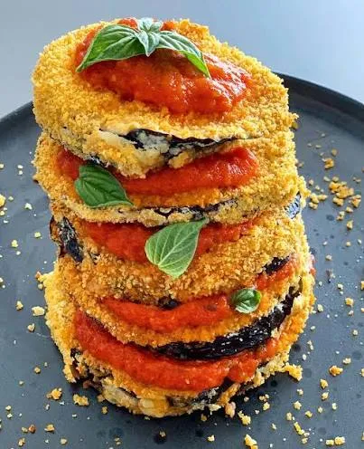 Milanesas de berenjena al horno con salsa de tomate