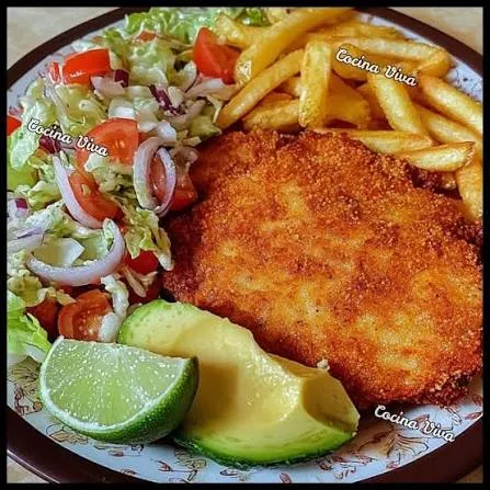 Milanesas de pollo con ensalada mixta y papas fritas caseras