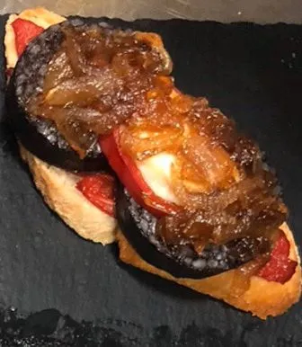 Morcilla a la parrilla con cebolla caramelizada