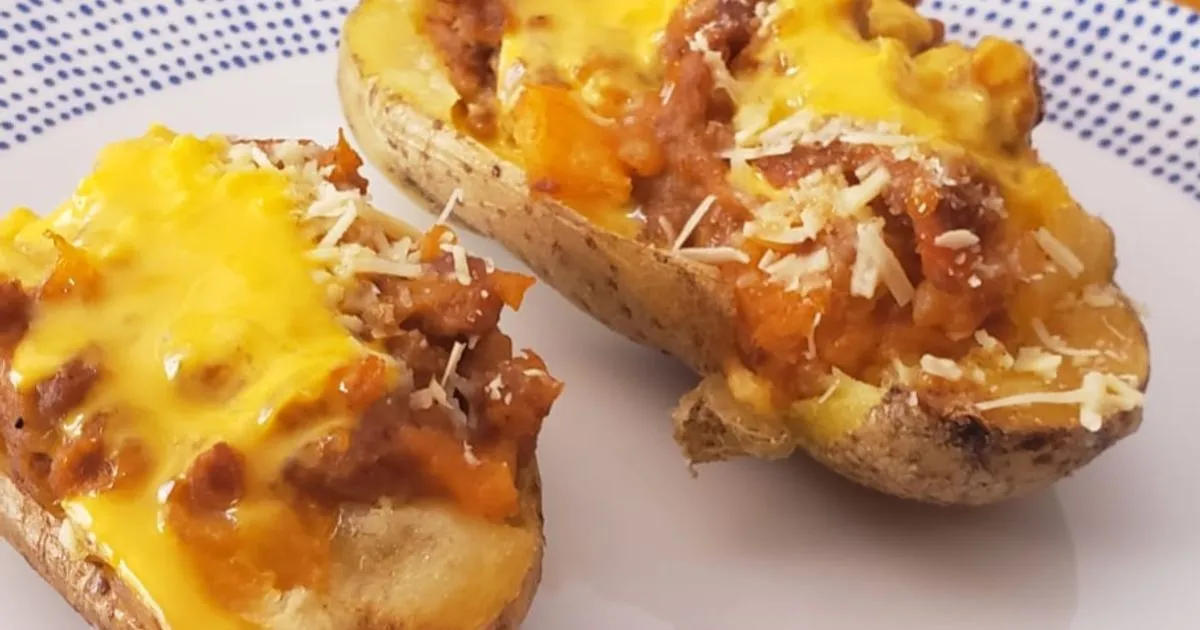 Papas rellenas con carne y queso fundido al horno
