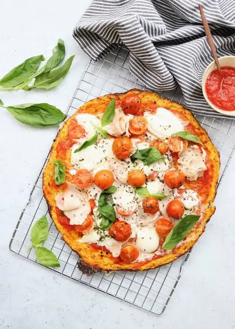 Pizza de calabaza con mozzarella y albahaca fresca