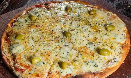 Pizza casera con masa fina y crocante