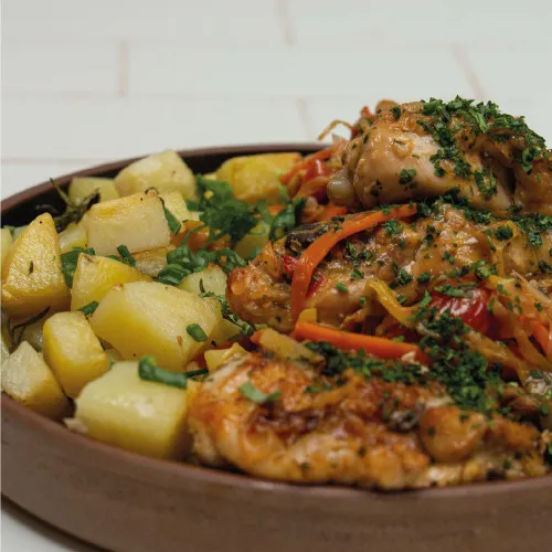 Pollo al ajillo con papas al horno y verduras salteadas