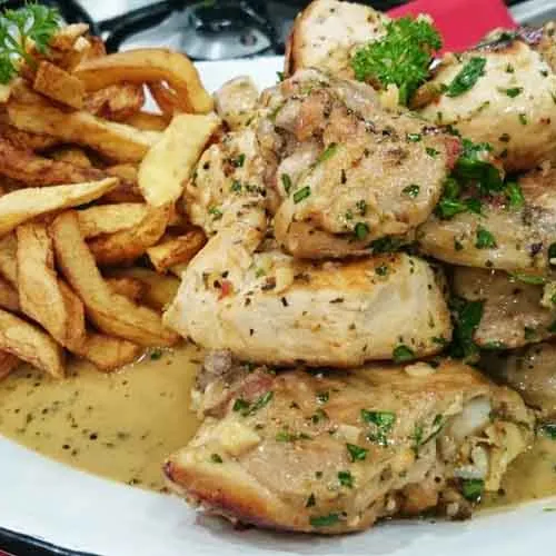 Pollo a la provenzal con ajo, perejil y papas al horno