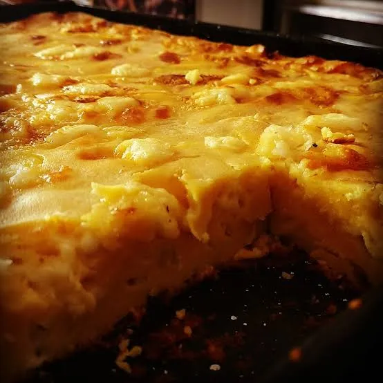 Sopa paraguaya tradicional con choclo y queso