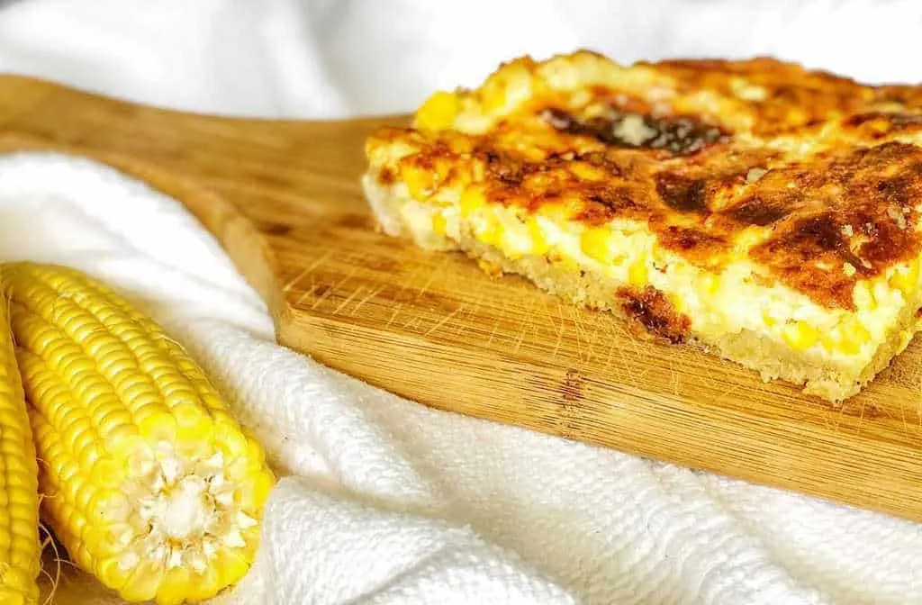 Tarta de choclo con salsa blanca y queso gratinado