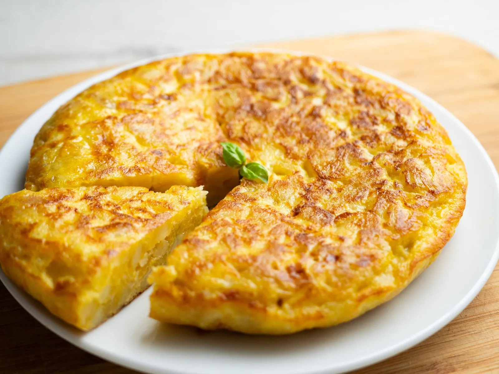 Tortilla de papa y cebolla para picnic y meriendas